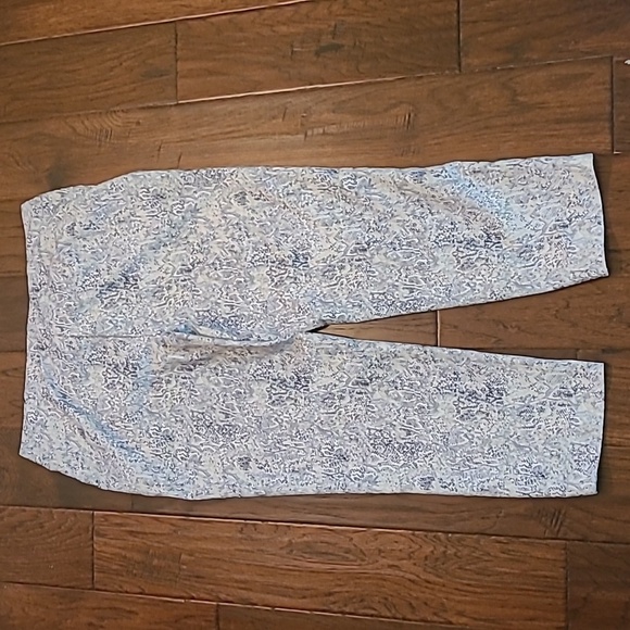 Chicos Fabulously Slimming pullon pants with snakeskin look size 2 - Picture 2 of 8